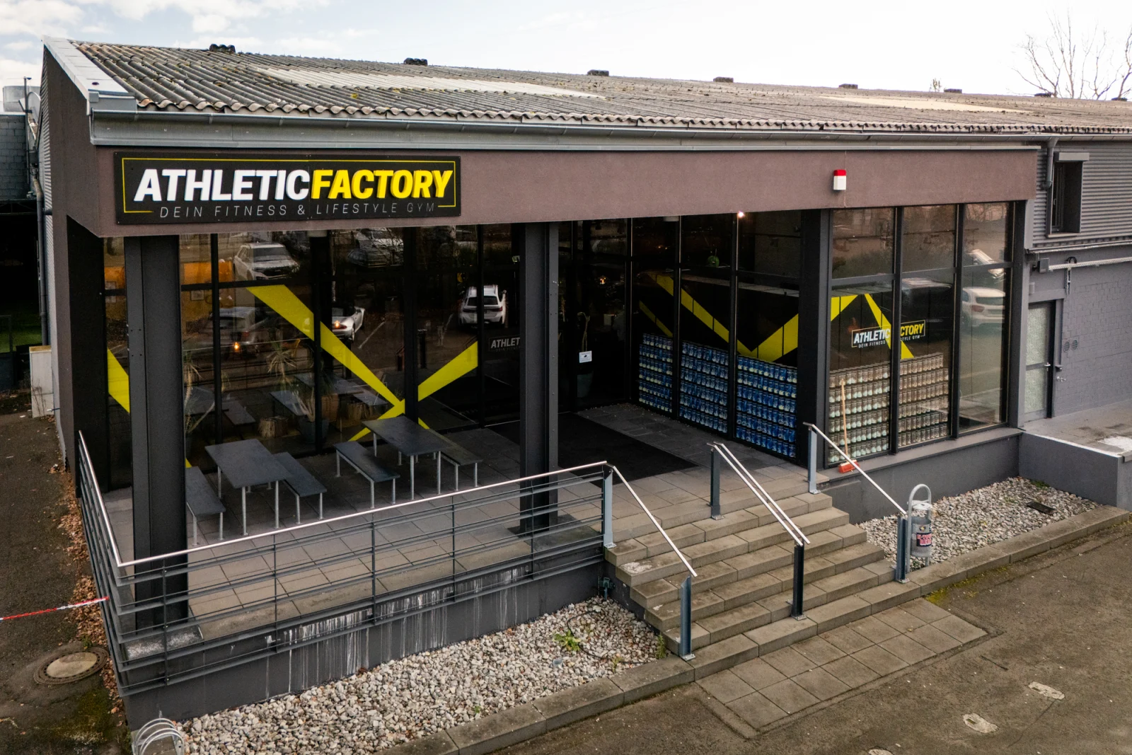 Außenansicht der Athletic Factory in Kaiserslautern mit großem Logo-Schriftzug