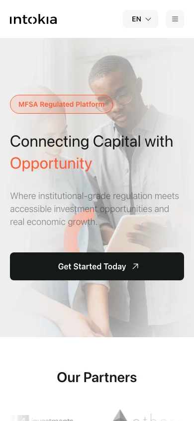 Startseite von intokia.com am Smartphone mit MFSA-Badge und der Headline „Connecting Capital with Opportunity“